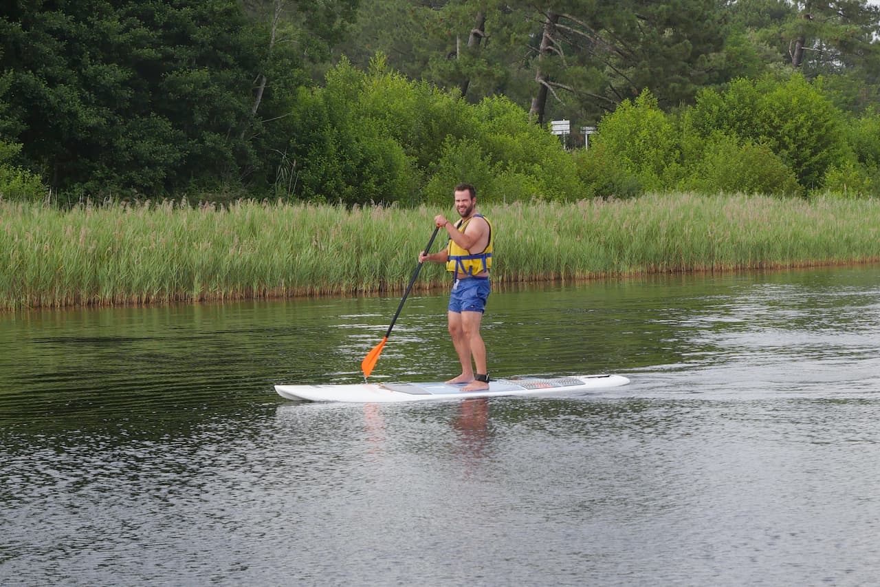 Homme debout sur son paddle à Lacanau